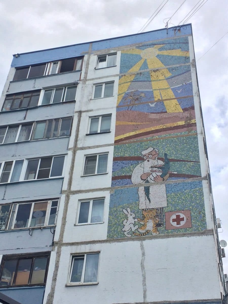 Мозаика на тему русской сказки на торце дома в Дмитрове