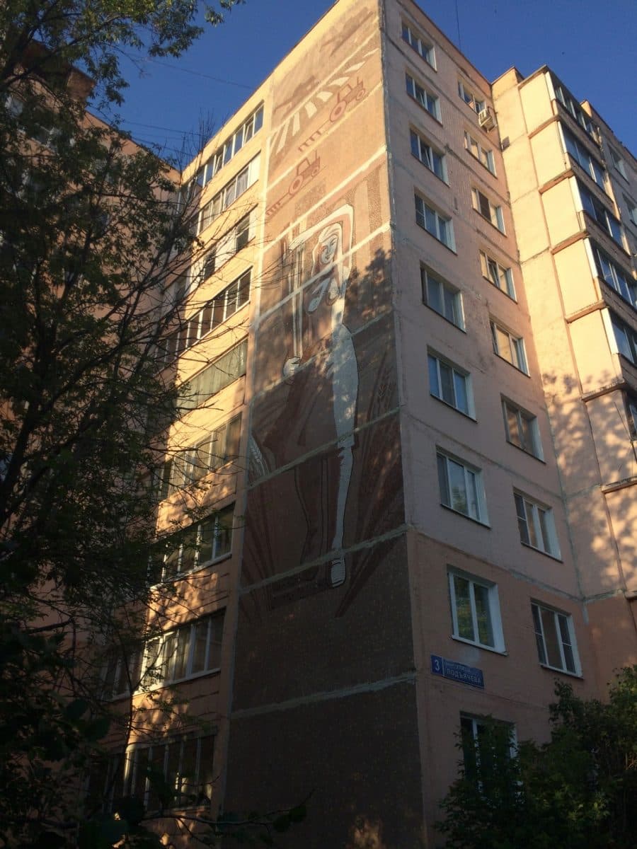 Советское мозаичное панно на здании в Дмитрове
