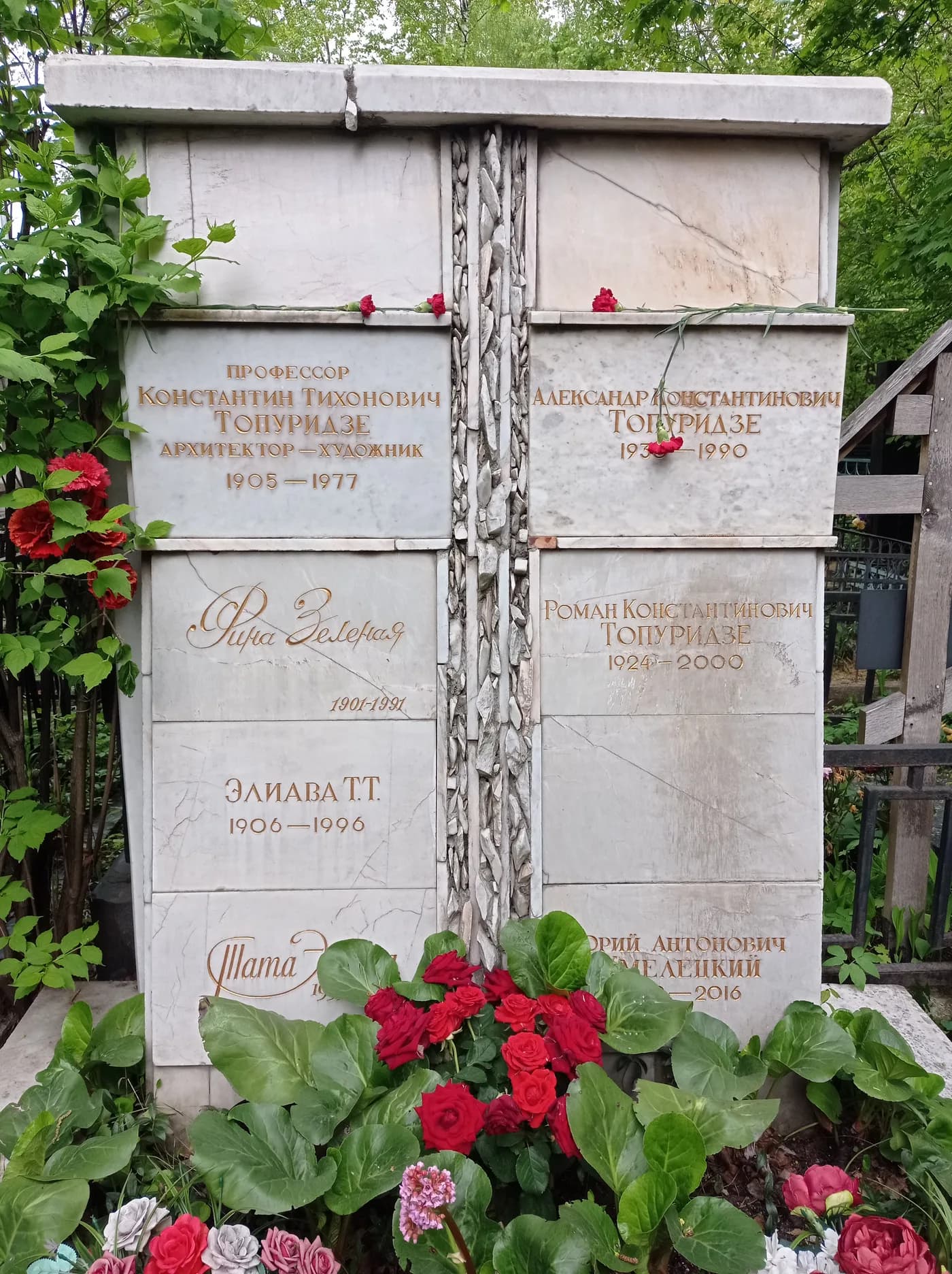 Введенское кладбище: готика, история и загадки