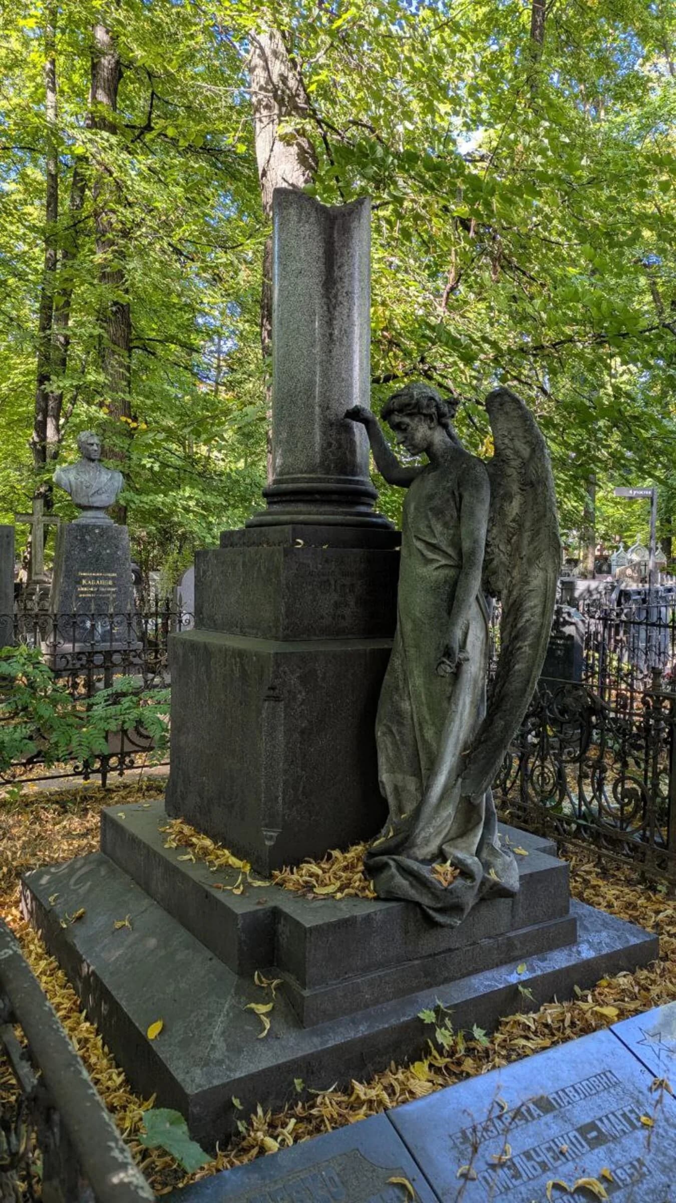 Тени Введенского кладбища: прогулка по историям и легендам