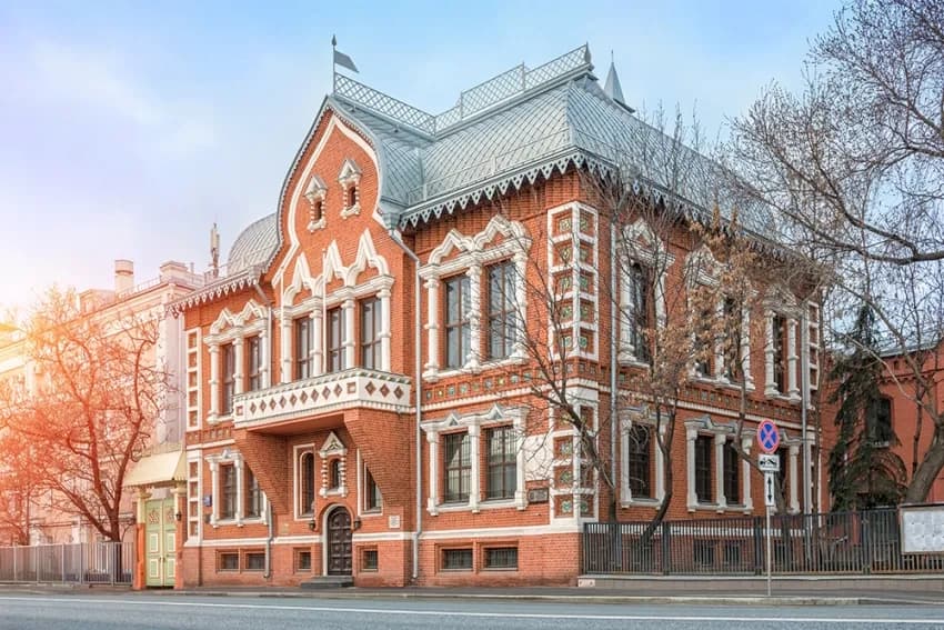 Автобусный маршрут по необычным домам Москвы, кадр 3
