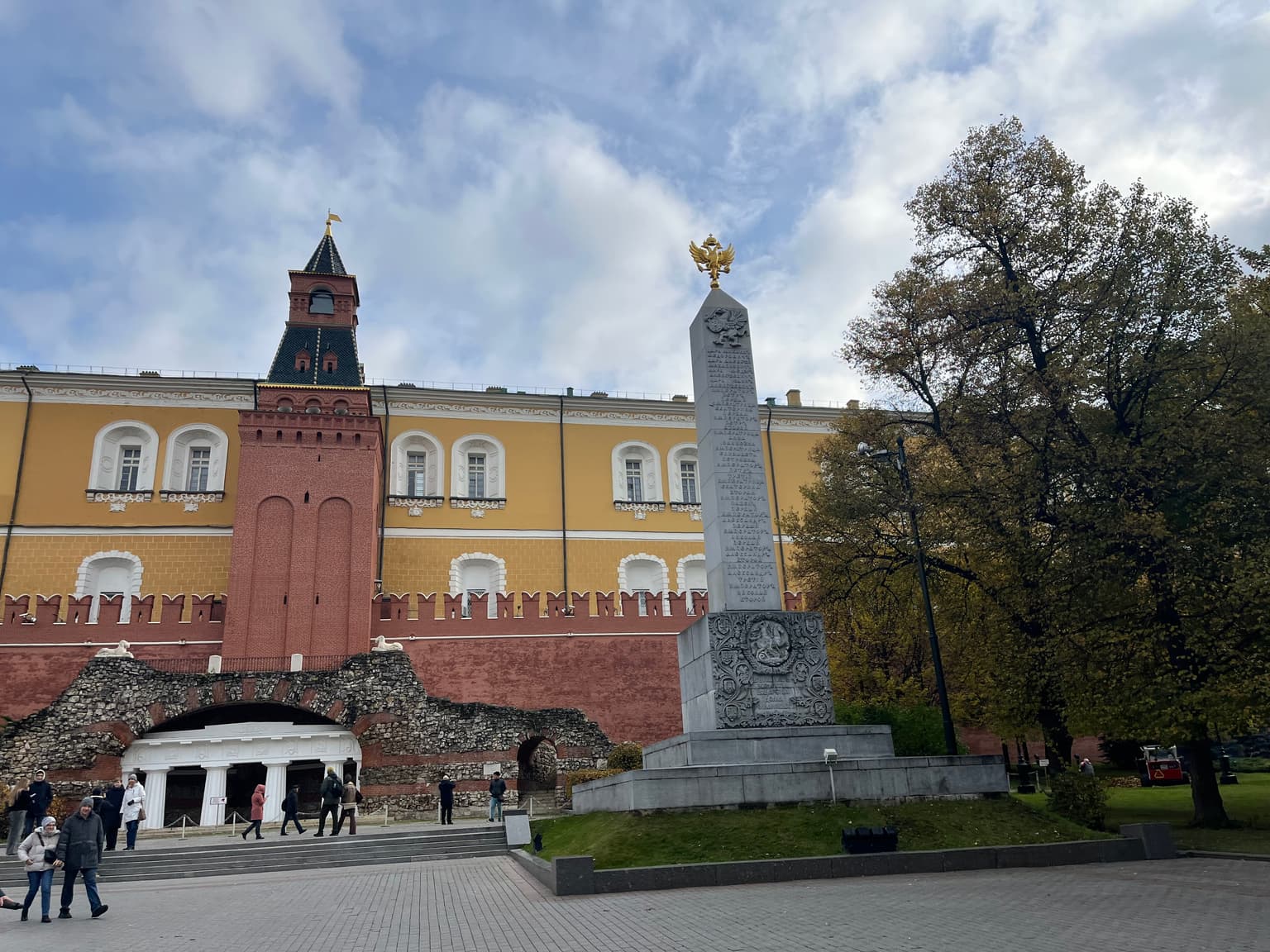 Три памятника русского духа в Александровском саду, кадр 2