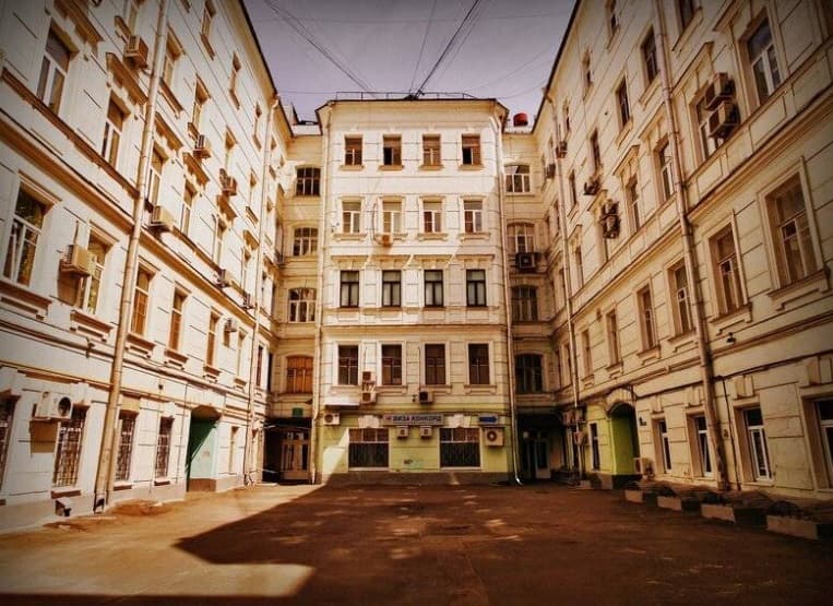 Прогулка по проходным дворам в центре Москвы, кадр 3