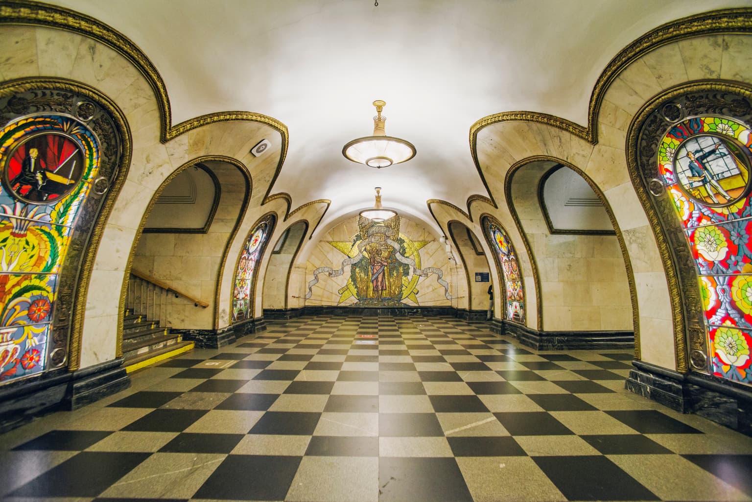 Русская и европейская кухня в Москве с экскурсией по метро, кадр 2