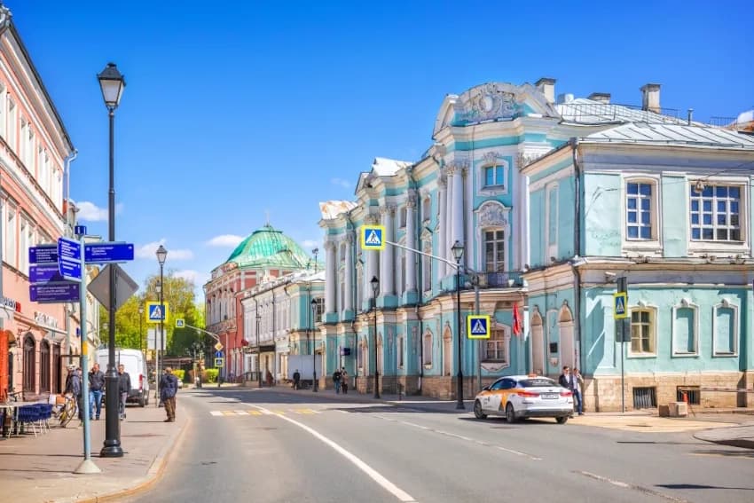 Автобусный маршрут по необычным домам Москвы, кадр 6