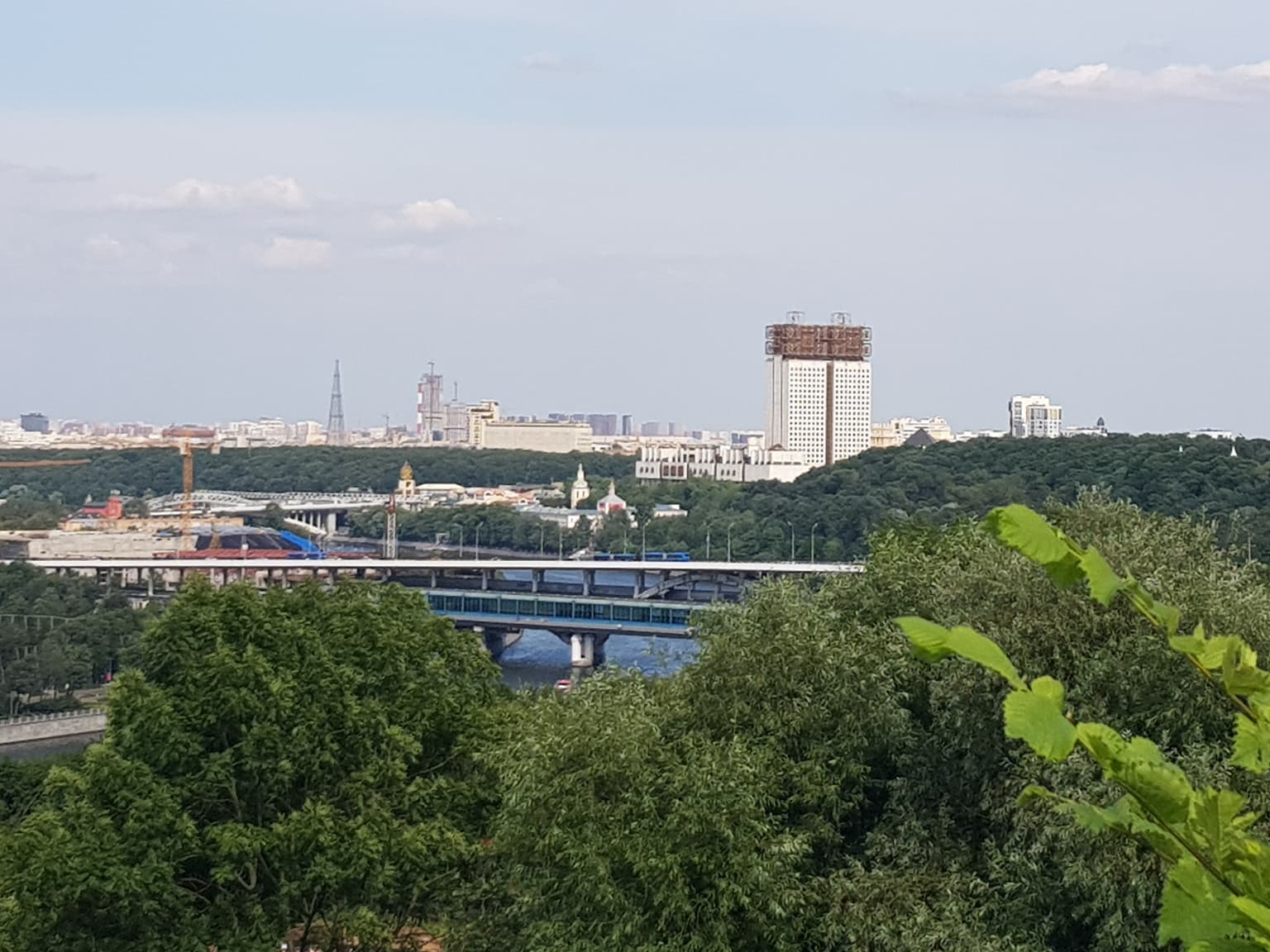Прогулка по территории МГУ на Воробьевых горах, кадр 2