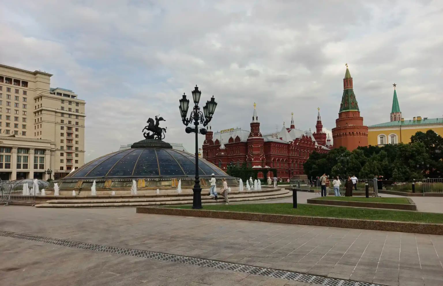 Прогулка по центральным площадям Москвы: от Большого театра до Боровицкой площади, кадр 29
