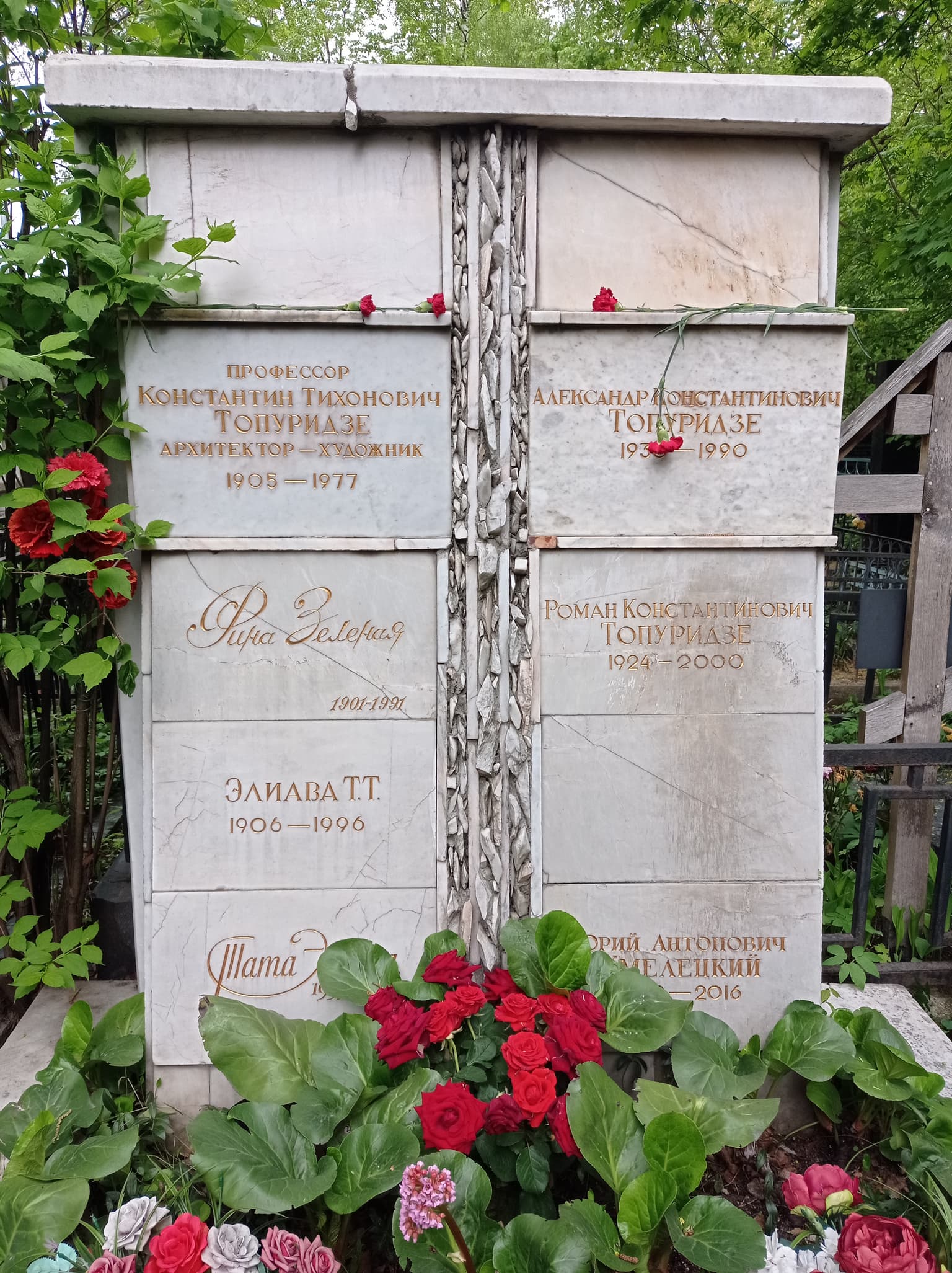 Введенское кладбище: готика, история и загадки