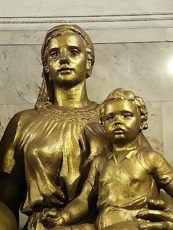 Прогулка по станциям сталинского метро — красота подземных залов, кадр 3