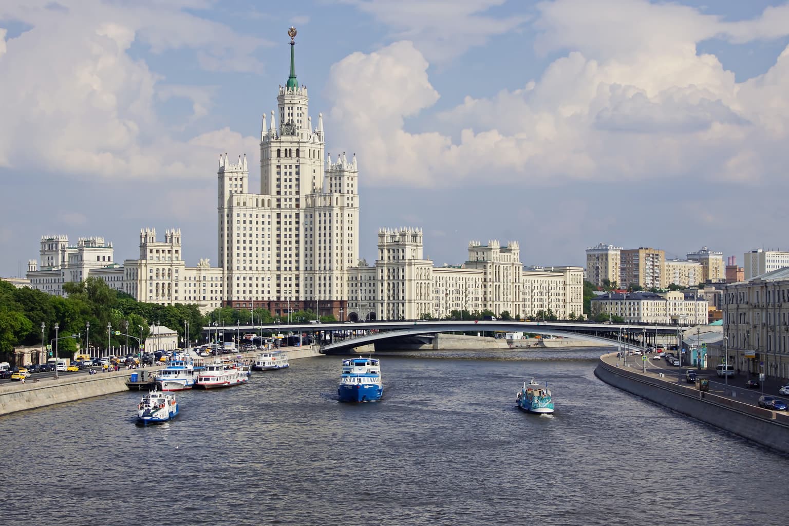 От советских высоток до современного центра — мотопрогулка по Москве