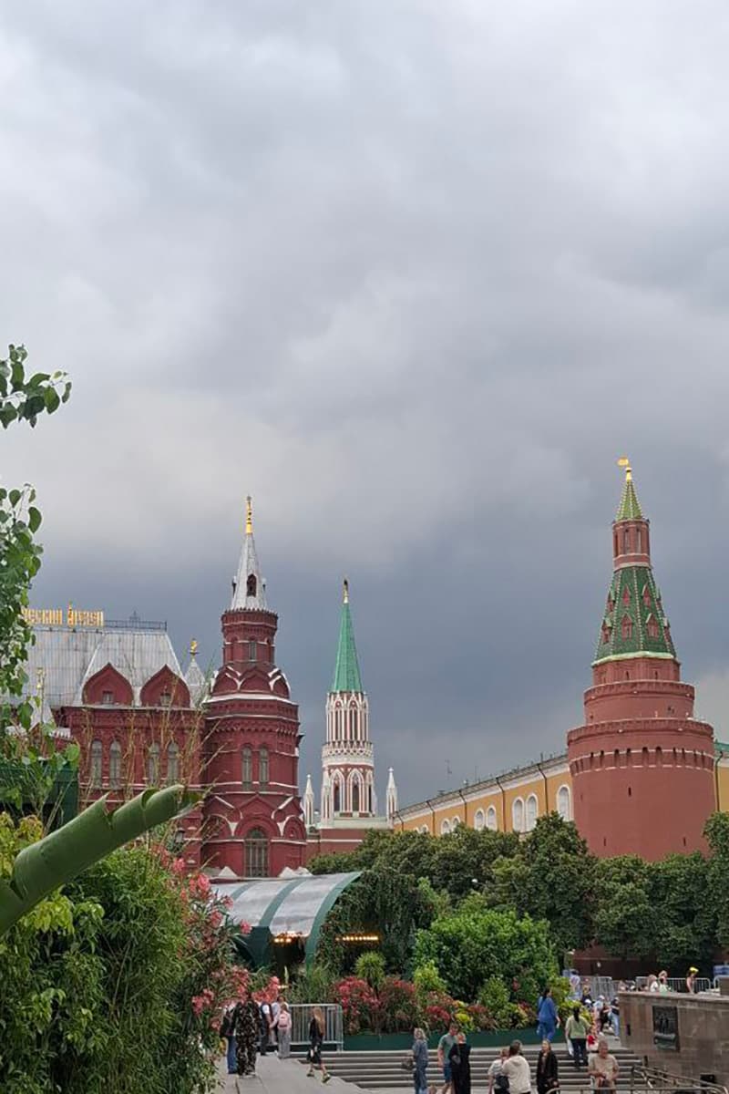 Прогулка по Александровскому саду у стен Кремля, кадр 2
