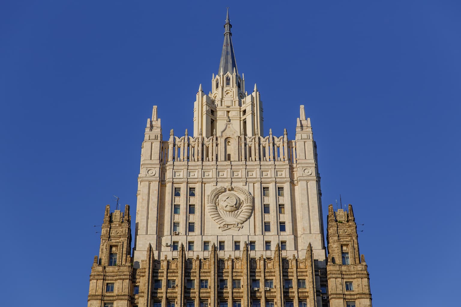 Автобусная прогулка по семи сталинским высоткам Москвы, кадр 2
