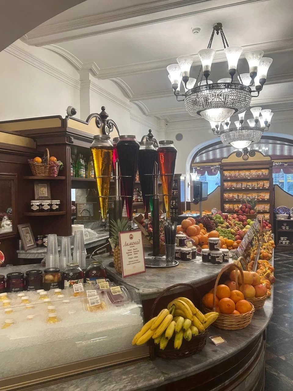 Прогулка по Никольской улице в центре Москвы, кадр 4