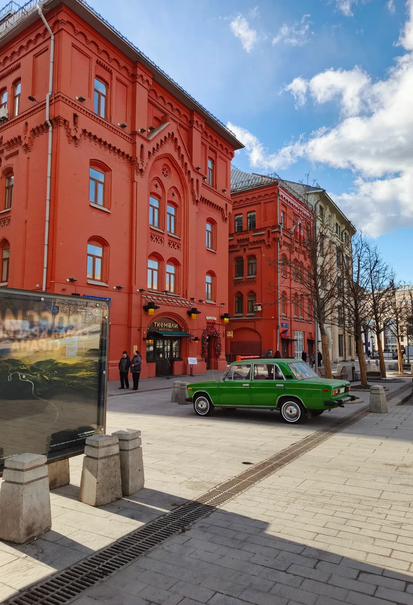 По следам древней крепостной стены: прогулка по площадям центра Москвы