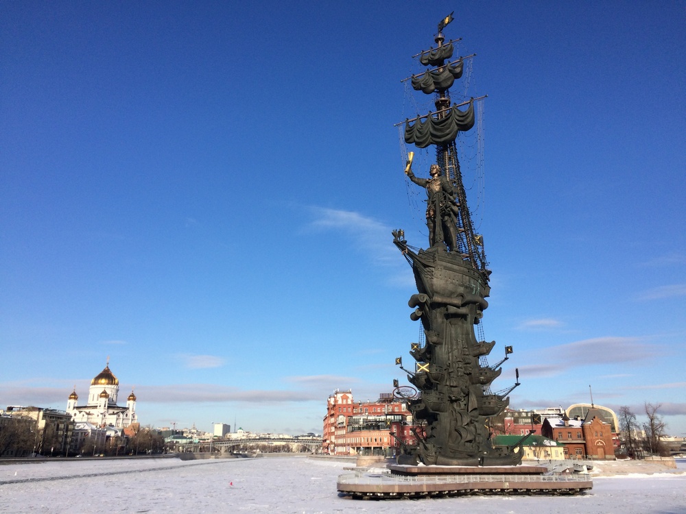 Памятник Петру I на фоне центра Москвы
