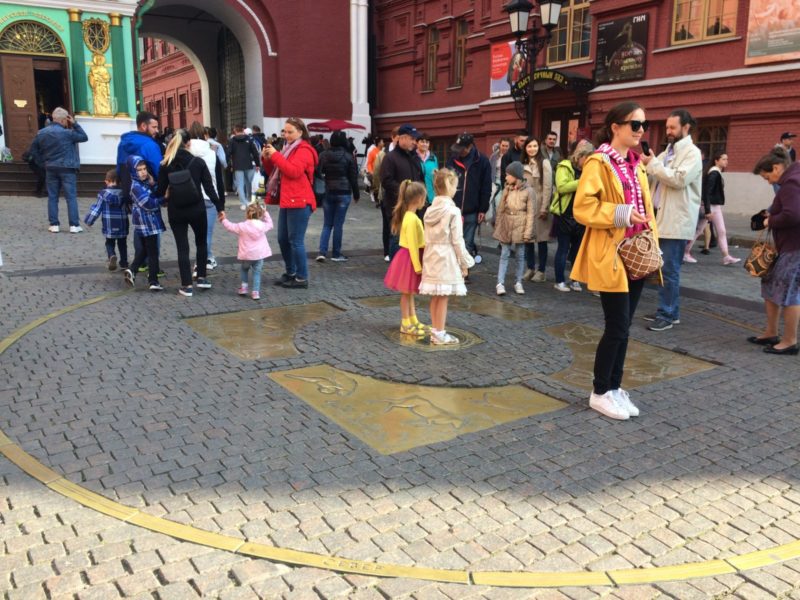 Знак Нулевой километр дорог Российской Федерации у Воскресенских ворот