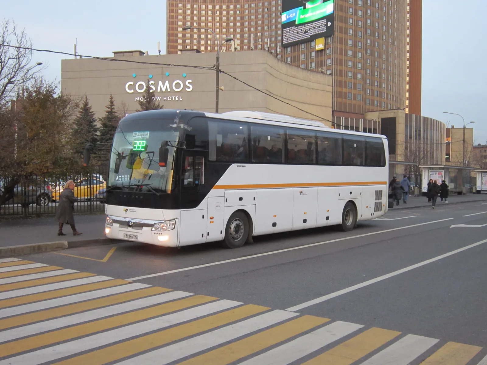 Пригородный автобус «Транспорт Подмосковья» на площадке посадки