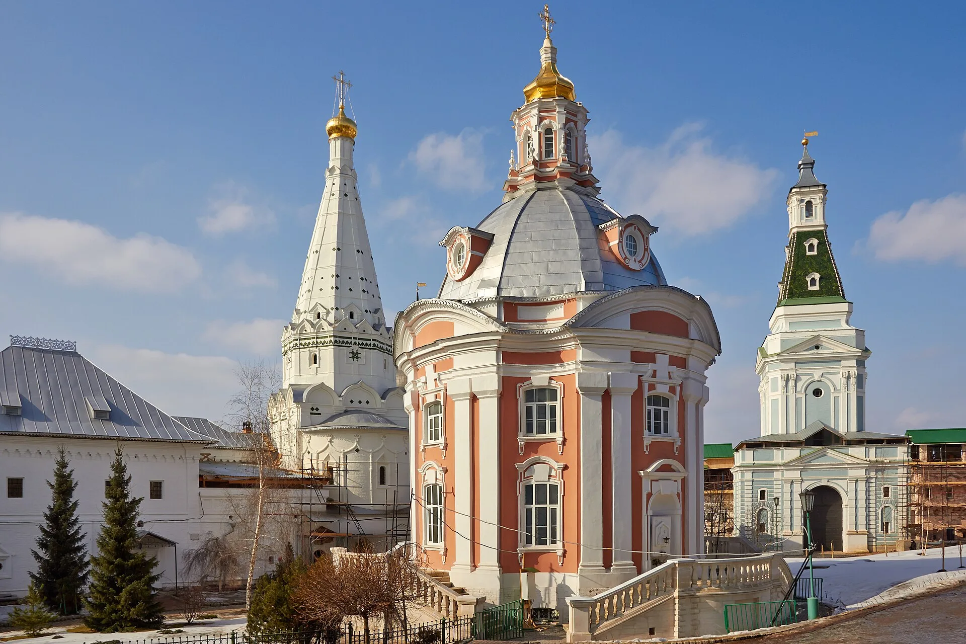 Двор Троице-Сергиевой лавры – цель после прибытия на автовокзал