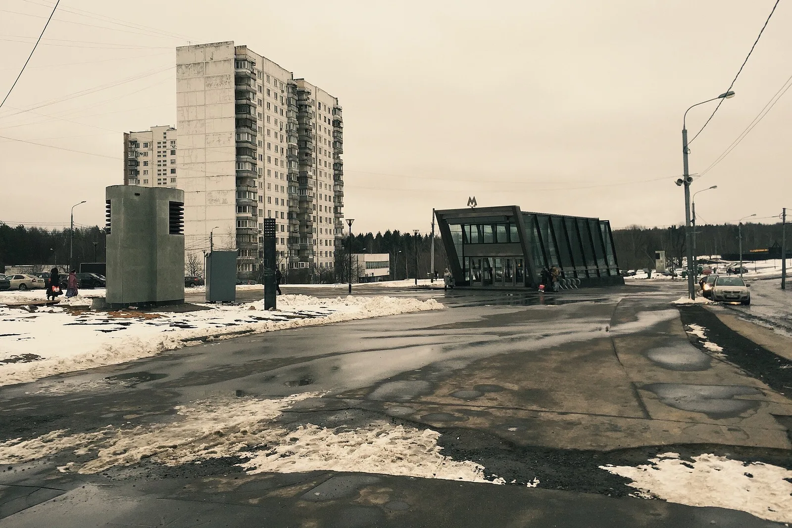 Стеклянный павильон входа на метро «Новоясеневская»