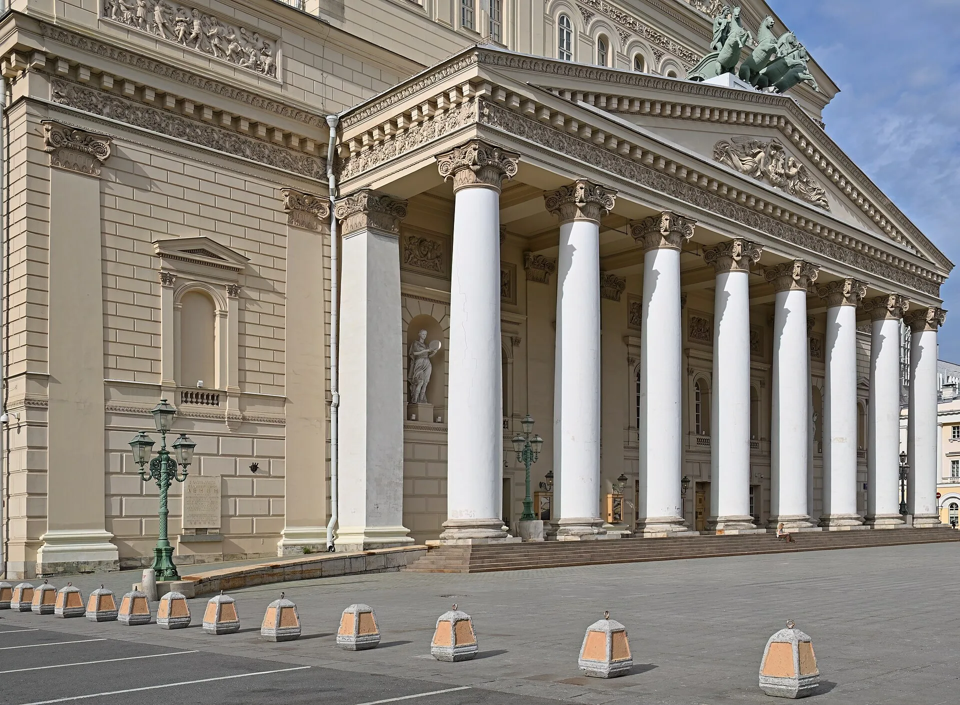 Колоннада и вход Большого театра на Театральной площади