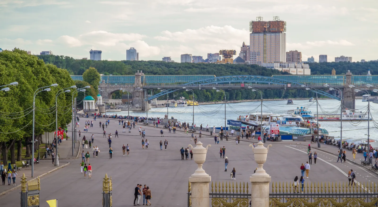 Набережная у Парка Горького