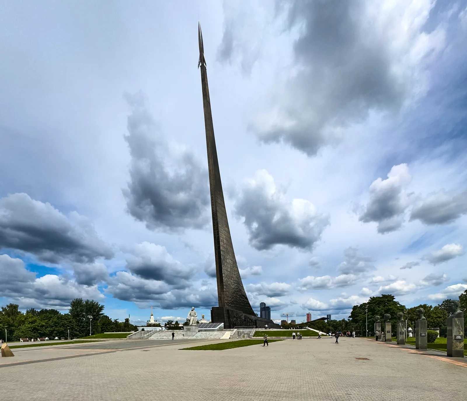 Подход по аллее Космонавтов к монументу «Покорителям космоса»