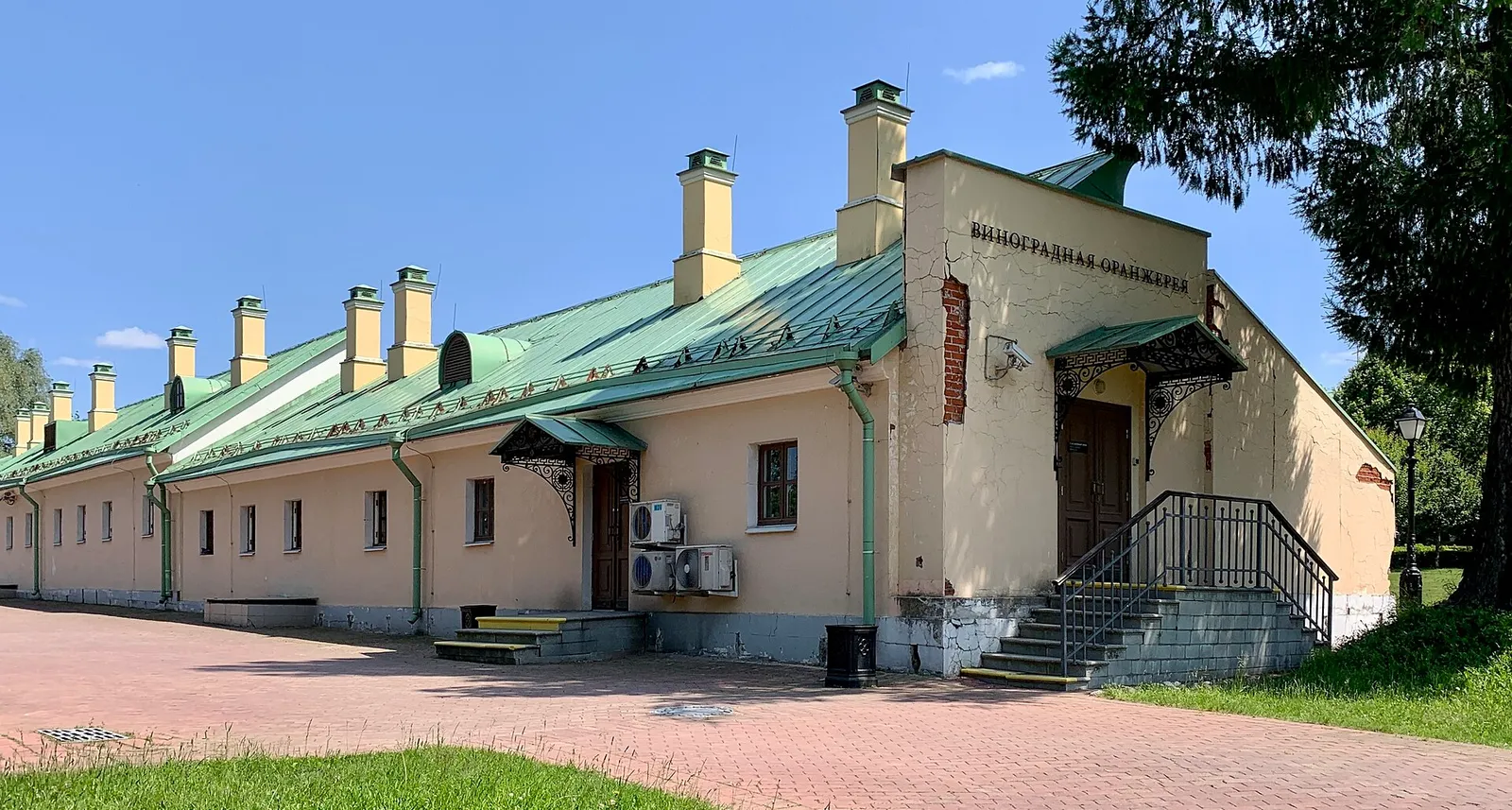 Виноградная оранжерея снаружи в Царицыно