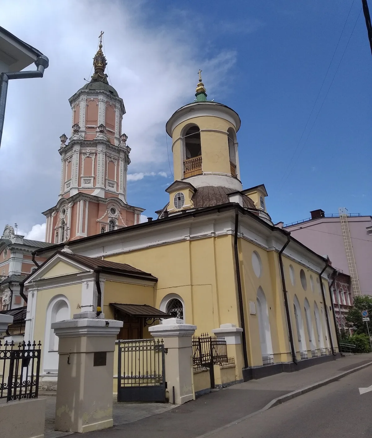 Меншикова башня над храмом Феодора Стратилата в Архангельском переулке