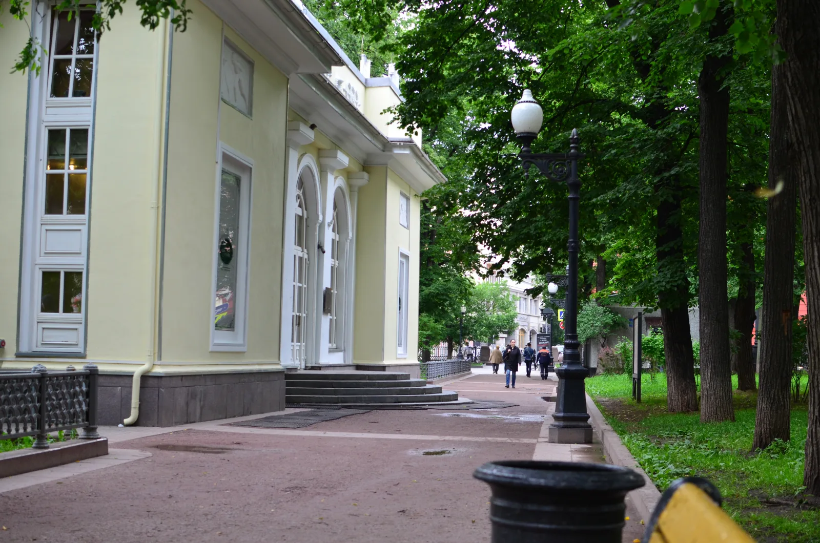 Павильон и аллея в сквере Патриарших прудов
