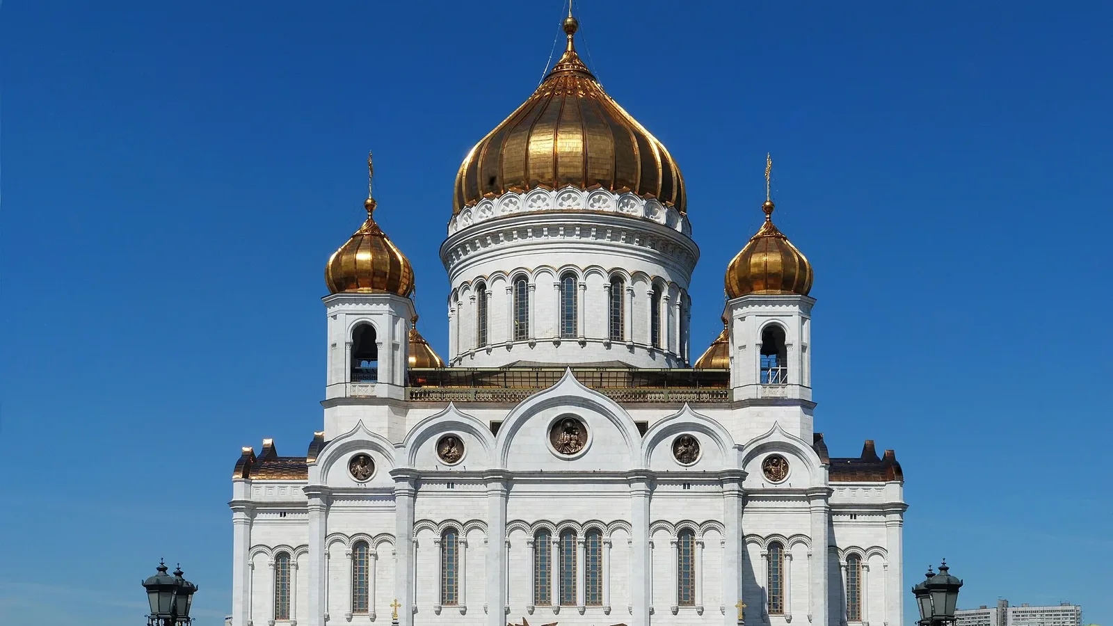 Храм Христа Спасителя с Патриаршего моста в Москве