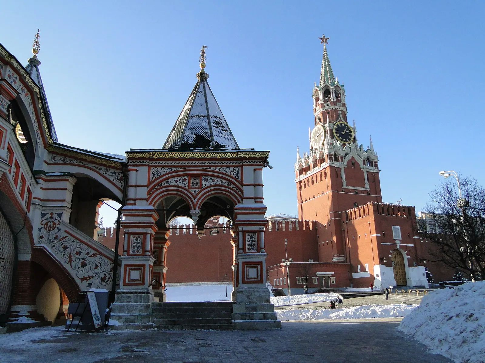 Шатровое лестничное крыльцо Покровского собора, на фоне Спасская башня