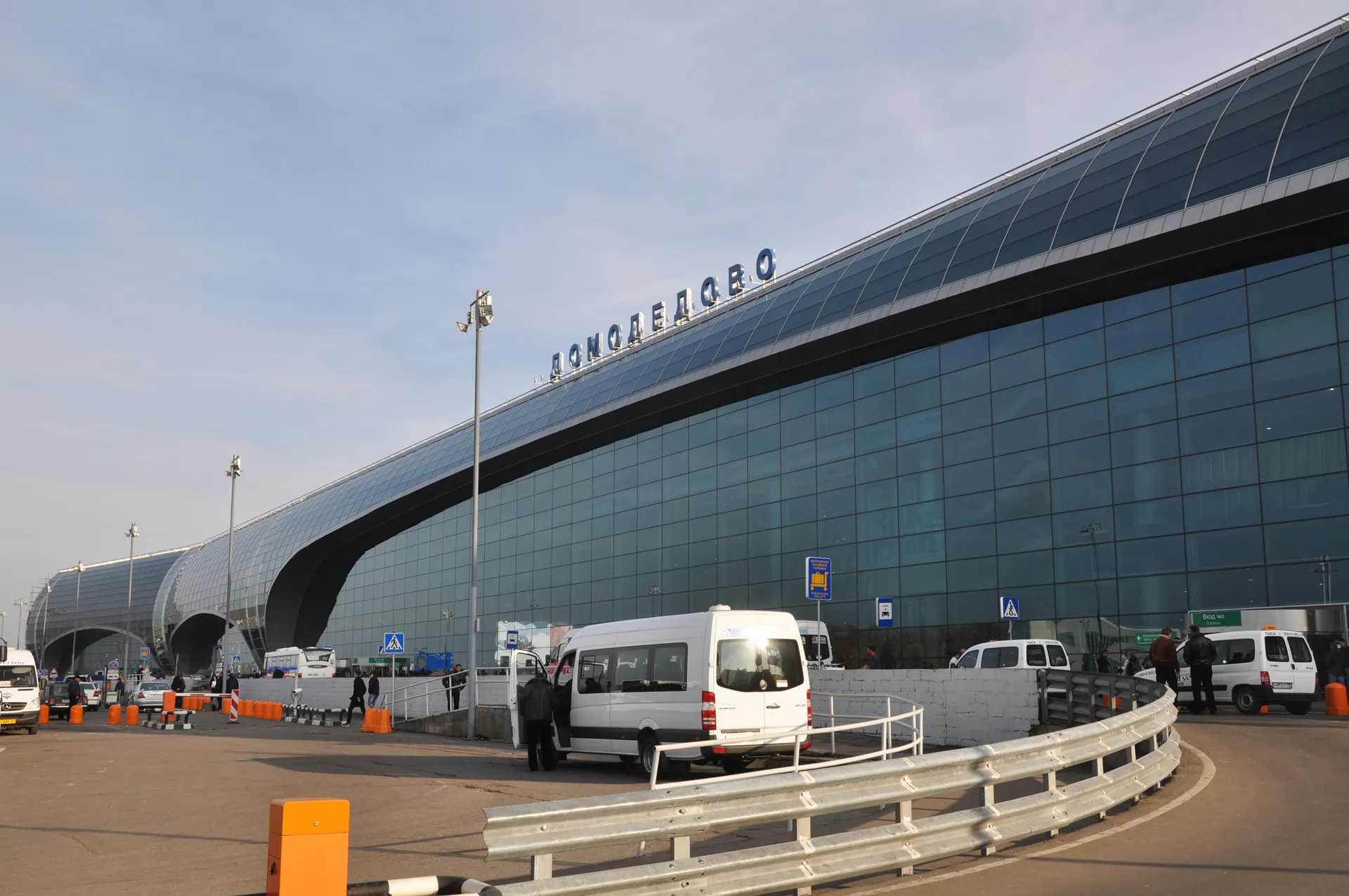 Стеклянный фасад пассажирского терминала Домодедово с надписью на крыше