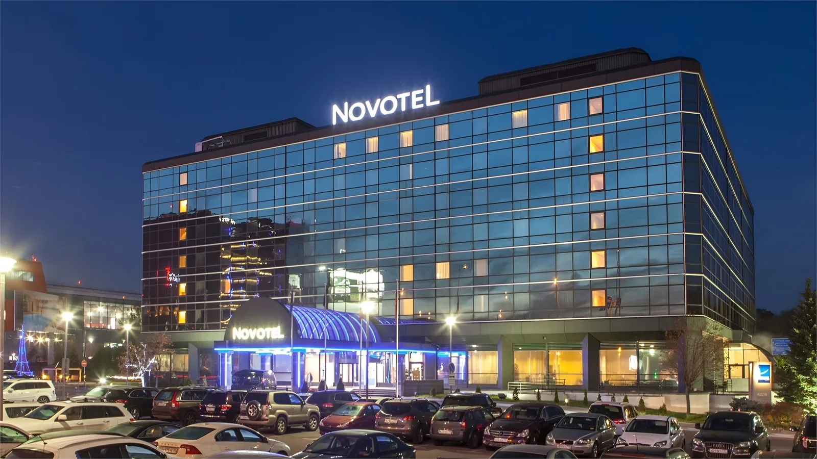 Ночной фасад Novotel Москва Аэропорт Шереметьево