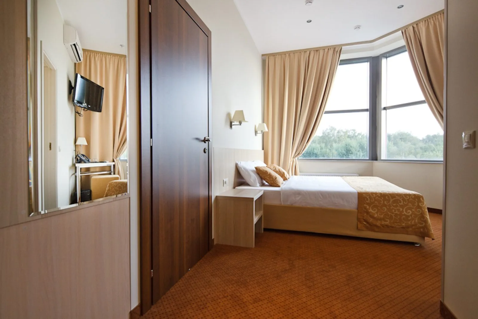 Стандартный номер SkyPoint Hotel с кроватью и окном на лес