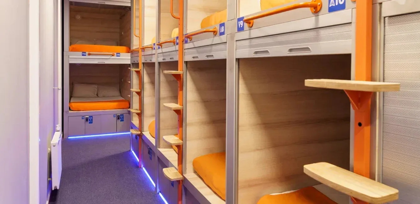 Ряд одноместных и двухместных капсул Sleep&Fly у Аэроэкспресса в Домодедово