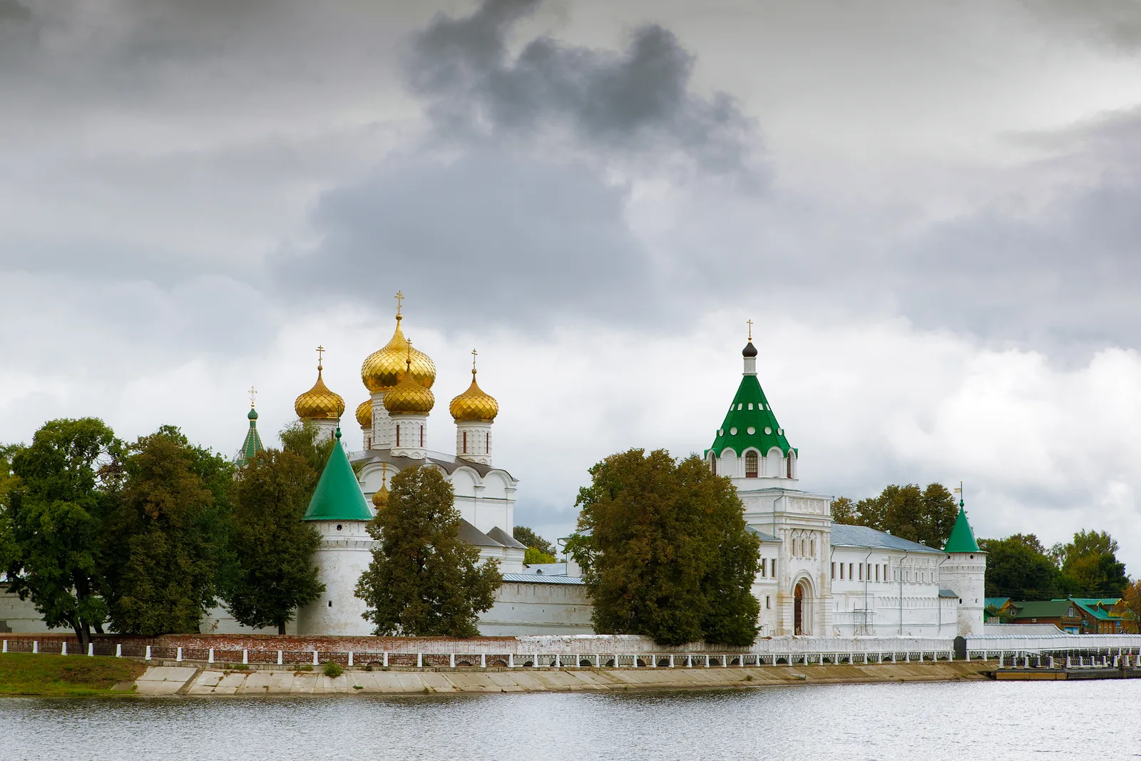 Ипатьевский монастырь в Костроме снаружи