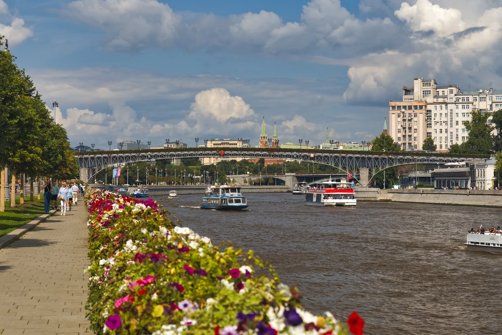 Патриарший мост – пеший заход к Красному Октябрю от Храма Христа Спасителя