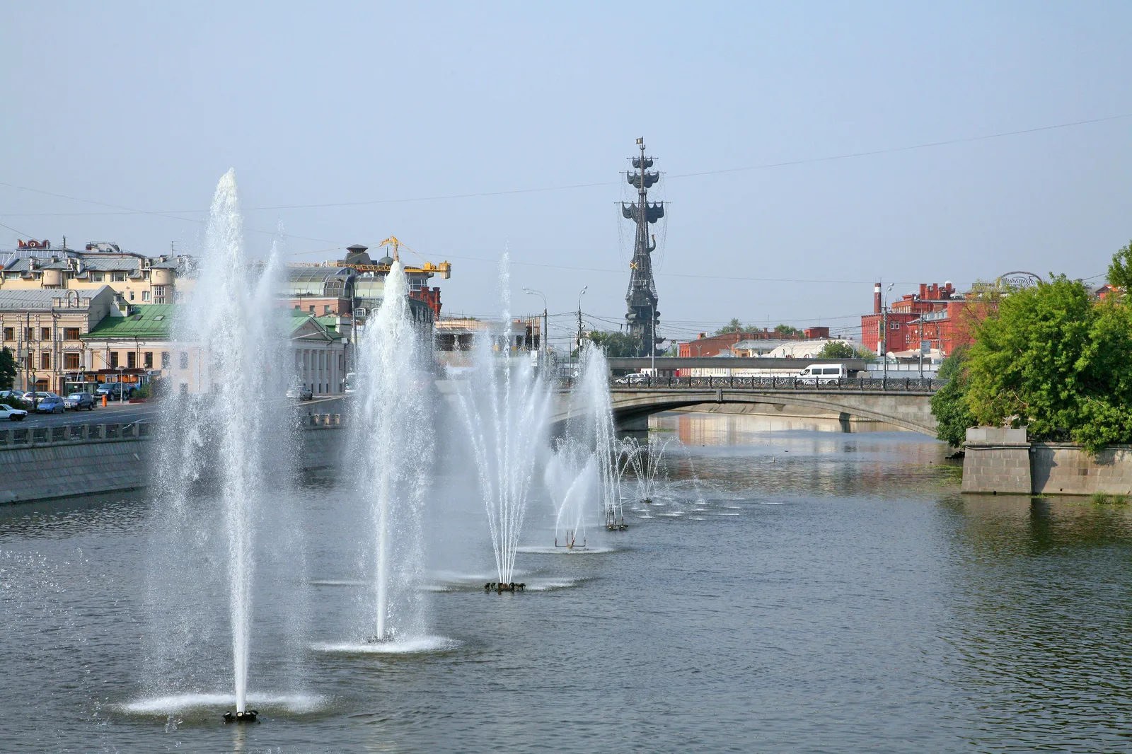 Стрелка Болотного острова и памятник Петру I у Красного Октября
