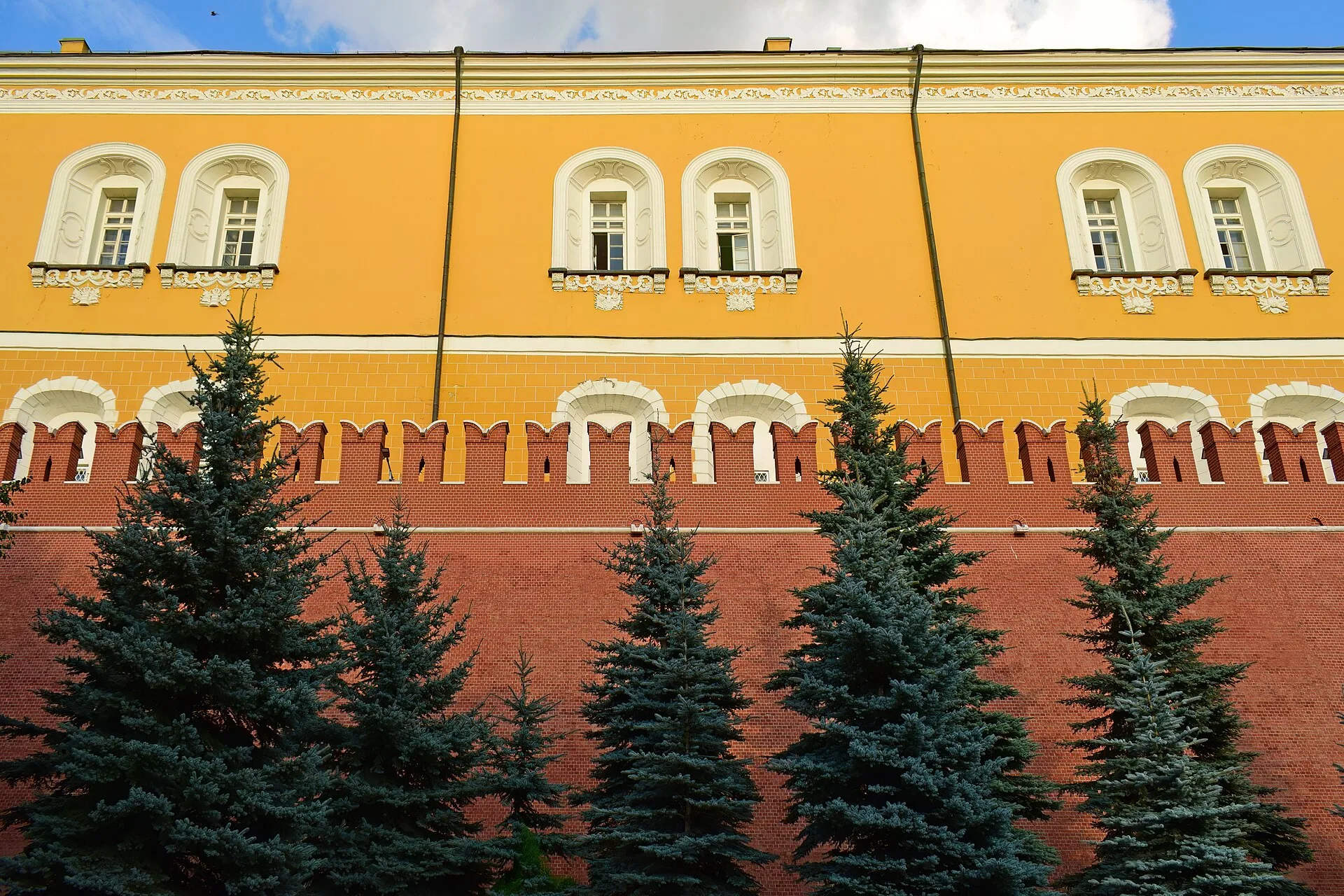 Кремлёвская стена и жёлтый фасад Арсенала со стороны Александровского сада