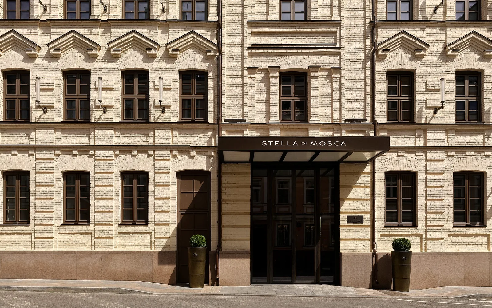 Вход и фасад отеля Stella di Mosca на Большой Никитской