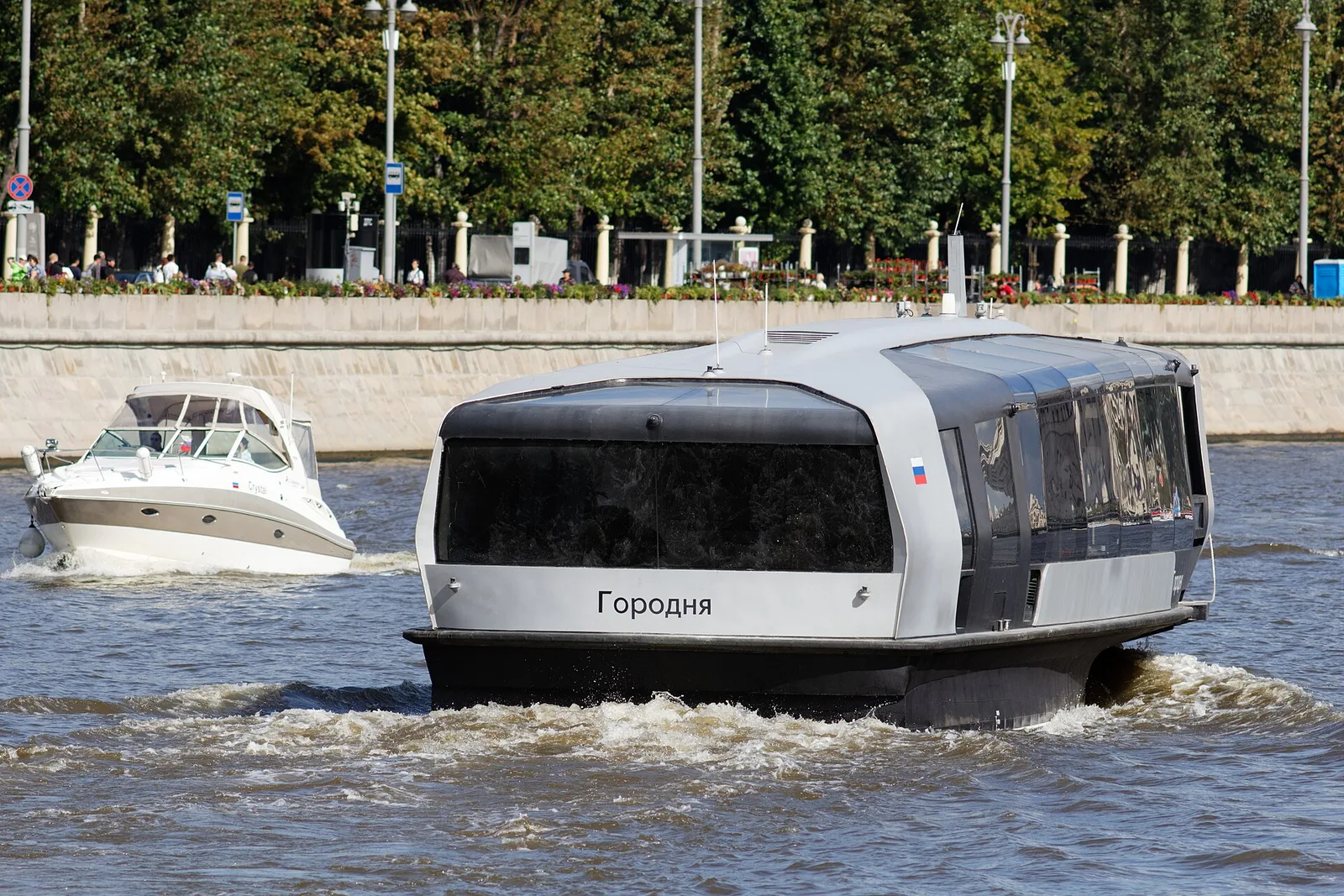 Прогулочный теплоход у Кремля на Москве-реке