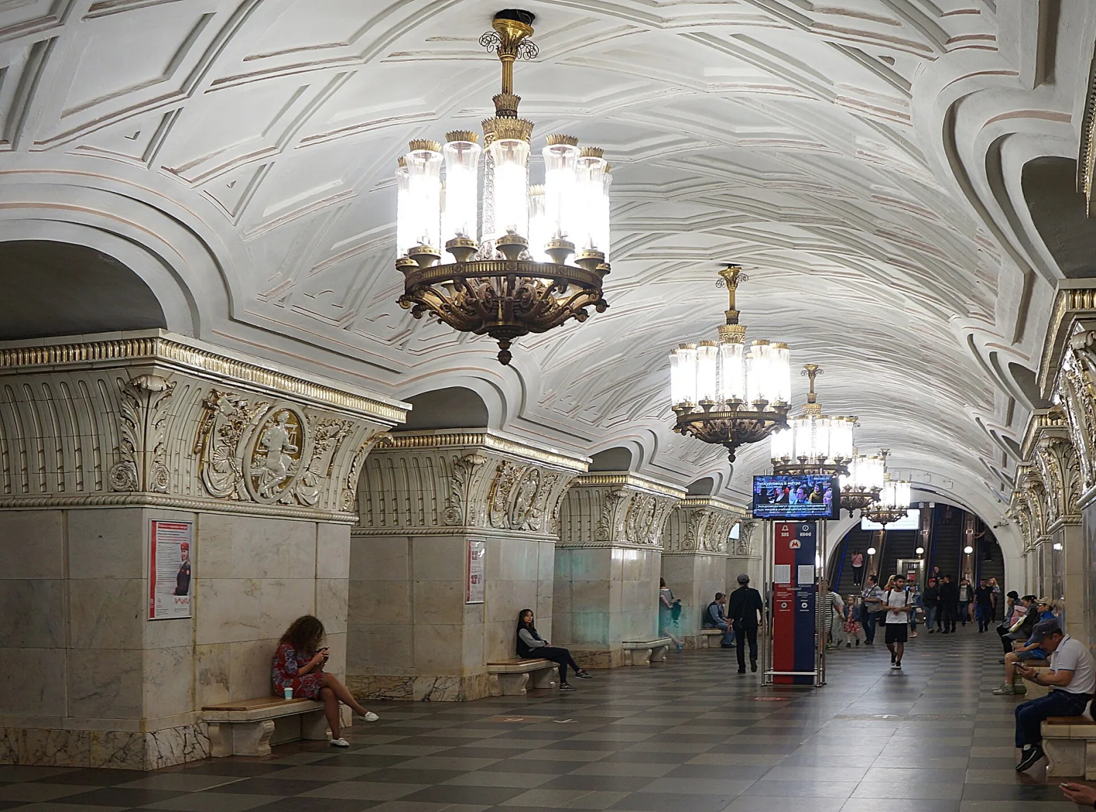 Зал станции метро «Проспект Мира» на кольцевой линии