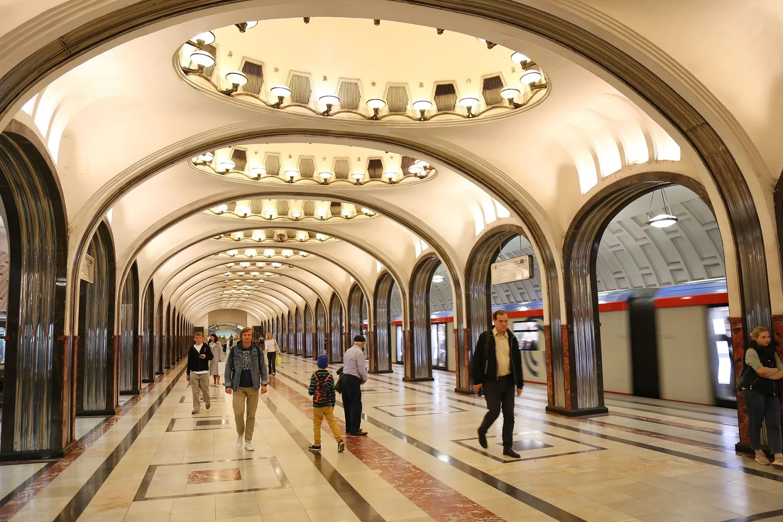 Зал станции метро «Маяковская» на Садовом кольце