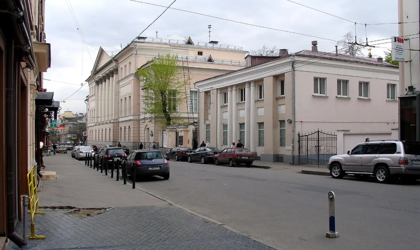 Улица Петровка в центре Москвы – фасады у адреса капсульного лаунжа 17/3