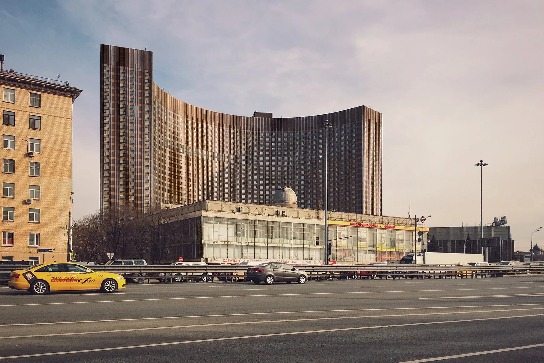 Фасад Cosmos Москва ВДНХ на проспекте Мира