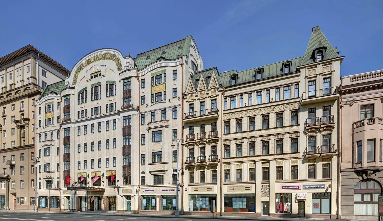 Классический mid-upscale номер в центре Москвы – синий бархат и вид на город