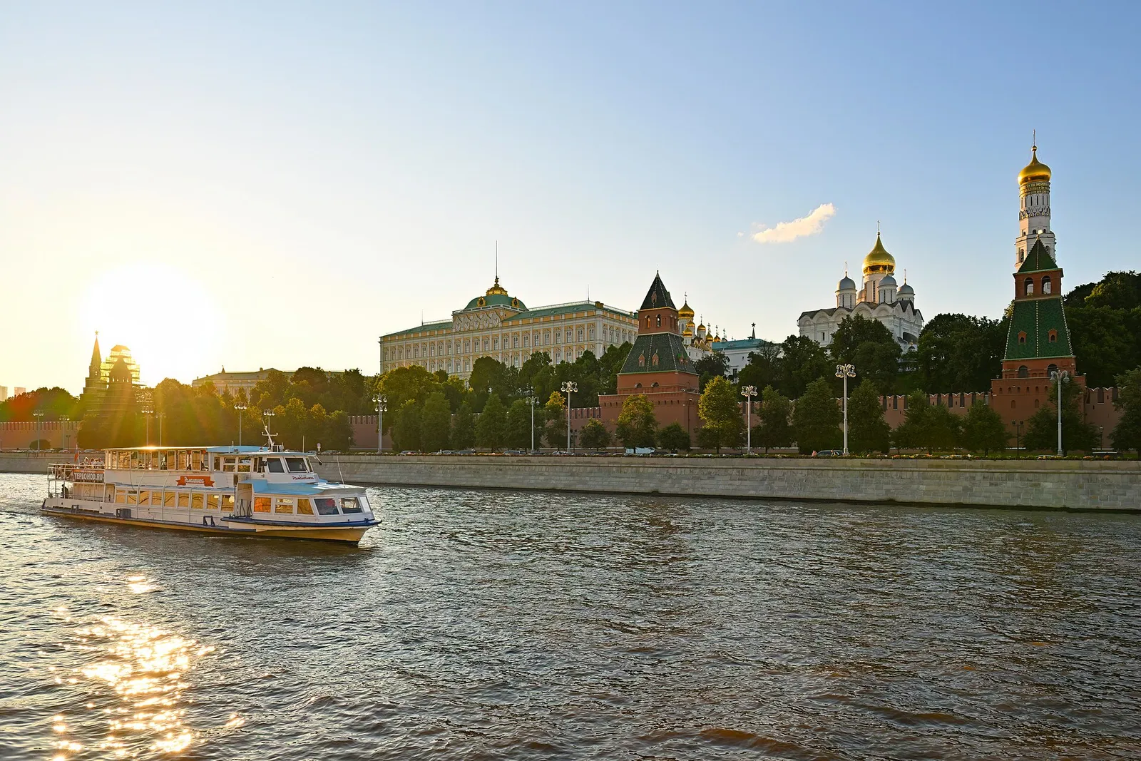 Вечерний вид на Москву-реку и огни центра
