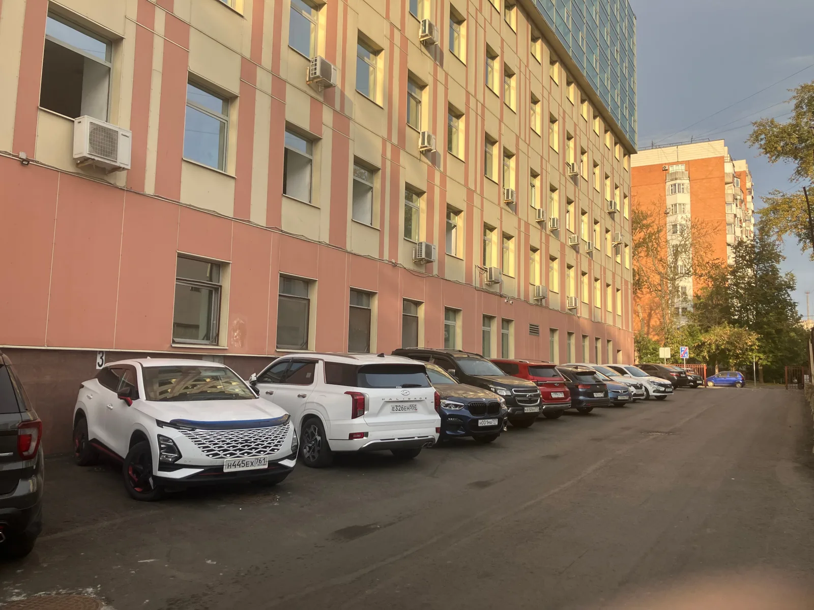 Въезд на охраняемую парковку у гостиницы в Москве