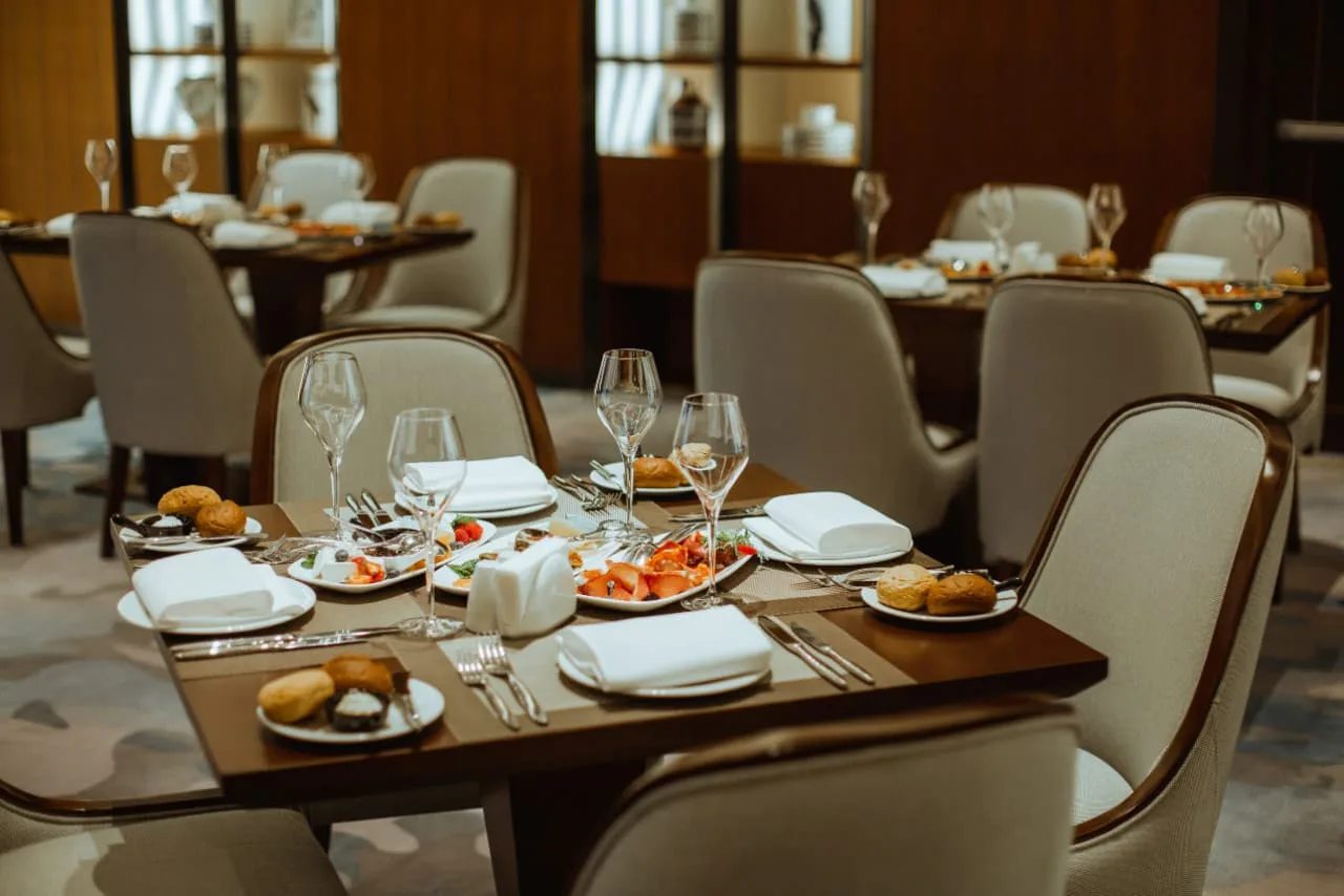 Сервировка стола в ресторане NICCOLO, Soluxe Hotel Moscow