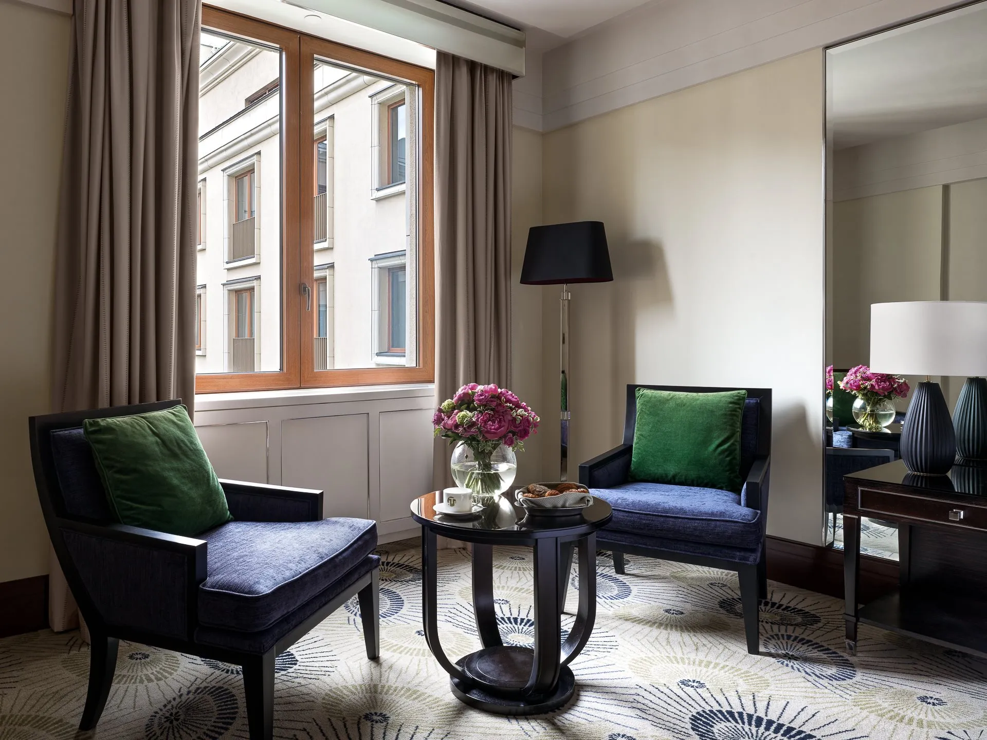 Фасад Four Seasons Hotel Moscow в центре
